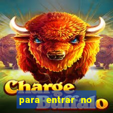para entrar no time de futebol profissional o jogador deve ter pelo menos 18 anos